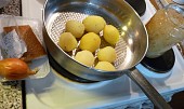 Prolisované smažené brambory na špeku a kmínu (suroviny)
