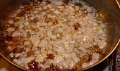 Prolisované smažené brambory na špeku a kmínu (špek a cibulka)