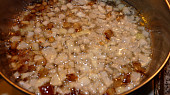 Prolisované smažené brambory na špeku a kmínu, špek a cibulka