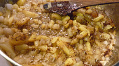 Prolisované smažené brambory na špeku a kmínu, přidání brambor
