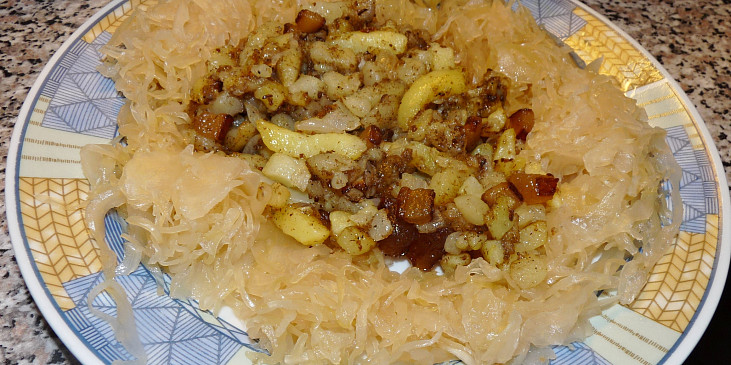 Prolisované smažené brambory na špeku a kmínu