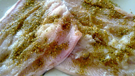 Pstruhové filetové závitky, plněné smetanovo-žampiónovou omáčkou