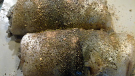 Pstruhové filetové závitky, plněné smetanovo-žampiónovou omáčkou