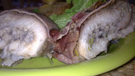 Pstruhové filetové závitky, plněné smetanovo-žampiónovou omáčkou