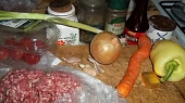 Rajčatovo-papriková polévka s mletým masem, ingredience...