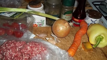 Rajčatovo-papriková polévka s mletým masem, ingredience...