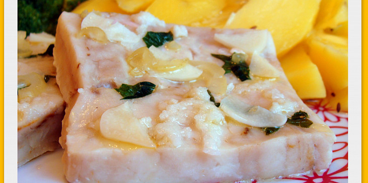 Ryba (filé) s česneko - bazalkovou chutí, zeleninovou přílohou  a dresinkem - parní hrnec (Detail)