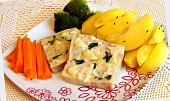 Ryba (filé) s česneko - bazalkovou chutí, zeleninovou přílohou  a dresinkem - parní hrnec (Dobrou chuť)