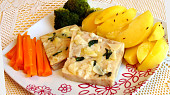 Ryba (filé) s česneko - bazalkovou chutí, zeleninovou přílohou  a dresinkem - parní hrnec, Dobrou chuť