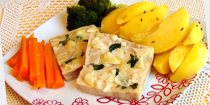 Ryba (filé) s česneko - bazalkovou chutí, zeleninovou přílohou  a dresinkem - parní hrnec (Dobrou chuť)