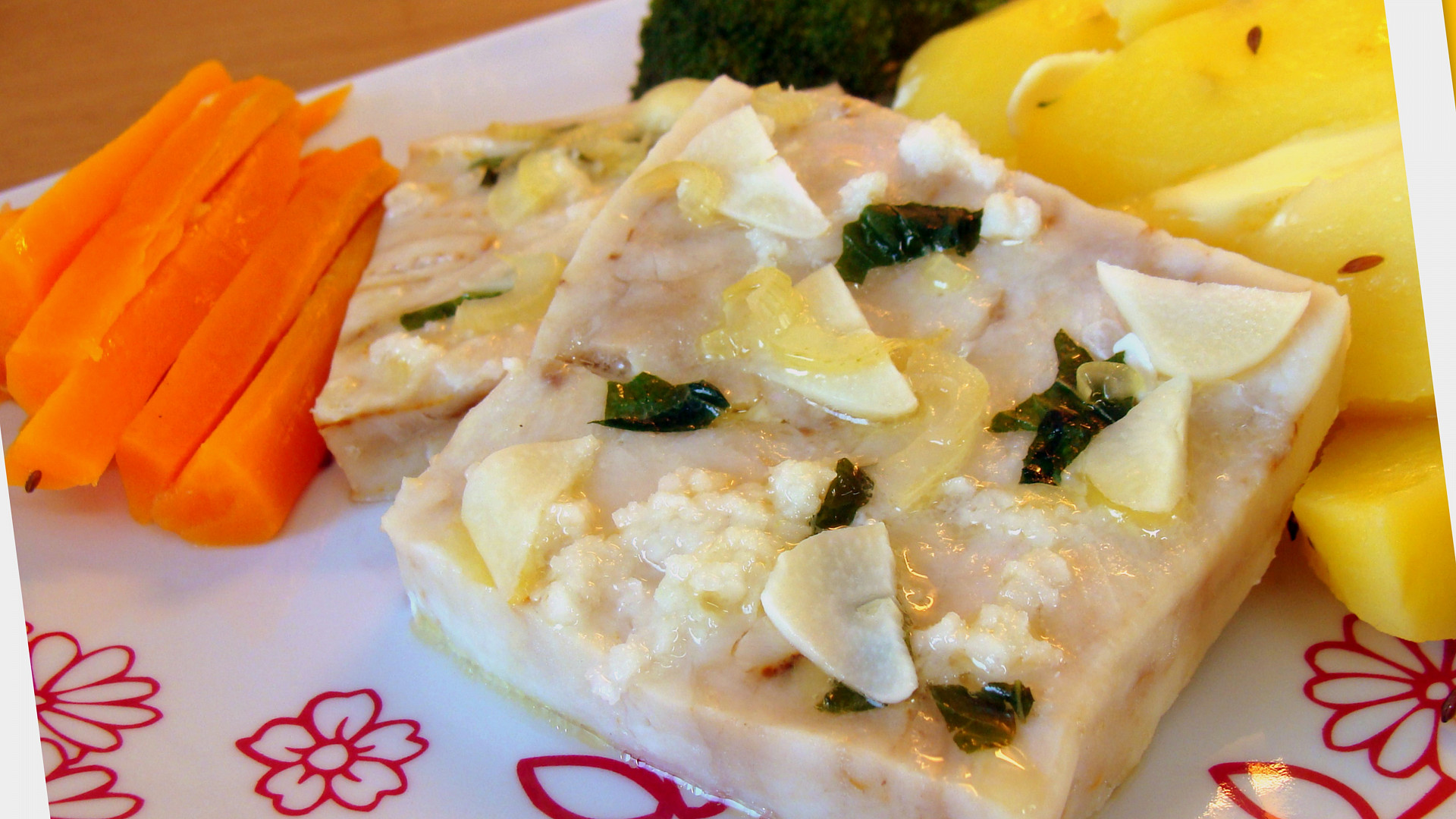 Ryba (filé) s česneko - bazalkovou chutí, zeleninovou přílohou a dresinkem - parní hrnec