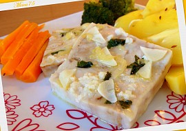 Ryba (filé) s česneko - bazalkovou chutí, zeleninovou přílohou  a dresinkem - parní hrnec