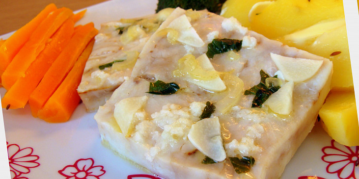 Ryba (filé) s česneko - bazalkovou chutí, zeleninovou přílohou  a dresinkem - parní hrnec (Česnekovo - bazalkové filé)