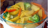 Ryba (filé) s česneko - bazalkovou chutí, zeleninovou přílohou  a dresinkem - parní hrnec (Příprava zeleniny)