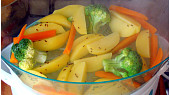 Ryba (filé) s česneko - bazalkovou chutí, zeleninovou přílohou  a dresinkem - parní hrnec, Příprava zeleniny