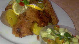 Smažená krůtí prsíčka s pikantní okurkovou salsou