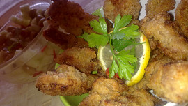 Smažená krůtí prsíčka s pikantní okurkovou salsou