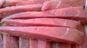 Smažená krůtí prsíčka s pikantní okurkovou salsou