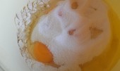 Švestkový koláč s mandlemi (vajíčka a cukr)