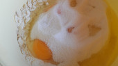Švestkový koláč s mandlemi, vajíčka a cukr