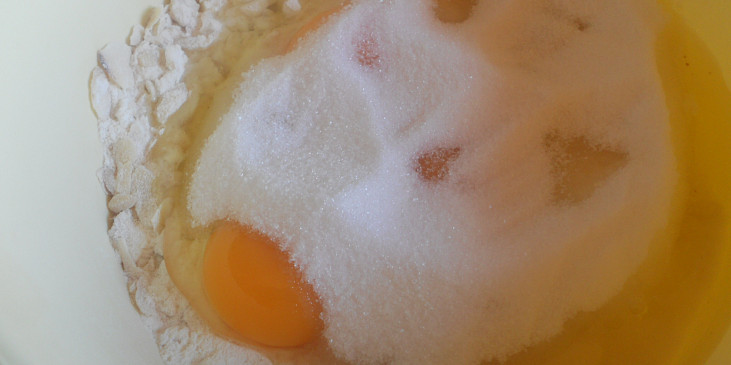 Švestkový koláč s mandlemi (vajíčka a cukr)