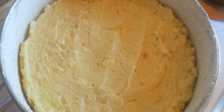 Švestkový koláč s mandlemi (těsto rozetřeme)