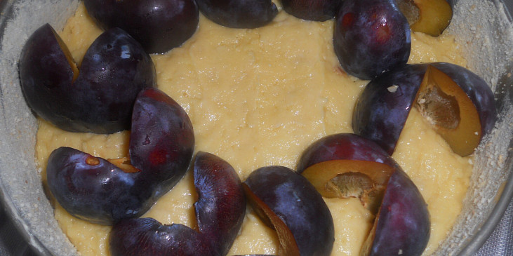 Švestkový koláč s mandlemi (švestky skládáme dokola formy-nastojato)