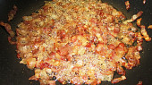 Tagliatelle tomato sypané křupavou Pancettou, Italská slanina naložená se solí, peřem, fenyklem a příp. muškátovým oříškem, cca 3 měsíce sušená