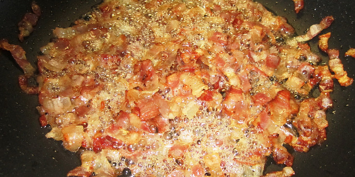 Italská slanina naložená se solí, peřem, fenyklem a příp. muškátovým oříškem, cca 3 měsíce sušená