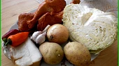 Uzená kuřecí stehna v kapustě, část použitých potravin