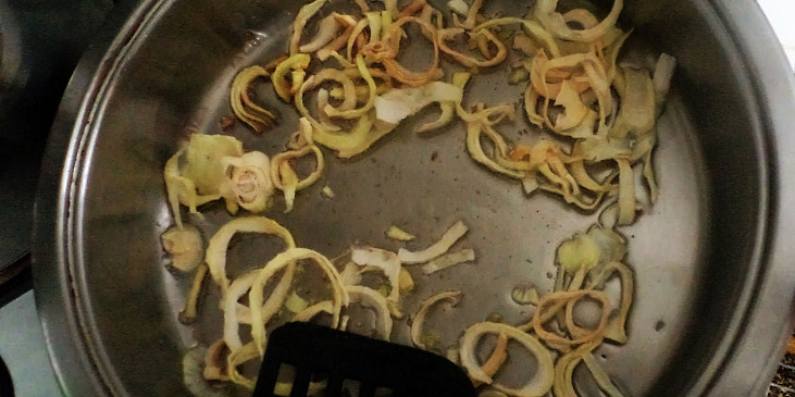 Vegetariánské špagety (smažení cibulky)