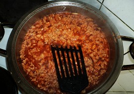 Vegetariánské špagety (granulát s kečupem a cibulkou)