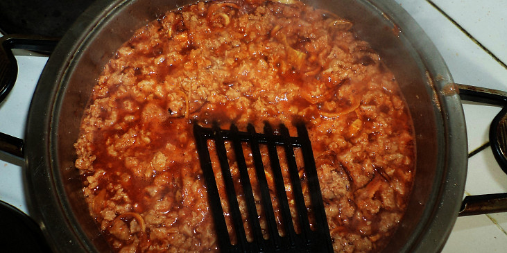 Vegetariánské špagety (granulát s kečupem a cibulkou)