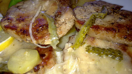 Vepřová kotletka s  jemnou křenovo-okurkovou omáčkou