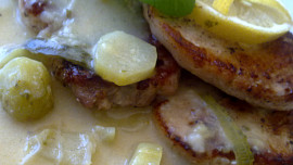 Vepřová kotletka s  jemnou křenovo-okurkovou omáčkou