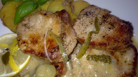 Vepřová kotletka s  jemnou křenovo-okurkovou omáčkou