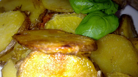 Vepřová kotletka s  jemnou křenovo-okurkovou omáčkou