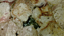 Vepřová kotletka s  jemnou křenovo-okurkovou omáčkou