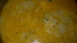 Vepřová kotletka s  jemnou křenovo-okurkovou omáčkou