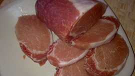 Vepřová kotletka s  jemnou křenovo-okurkovou omáčkou