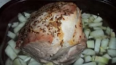 Vepřová zázvorová pečeně, zasypeme cibulí a česnekem...