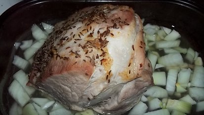 Vepřová zázvorová pečeně, zasypeme cibulí a česnekem...