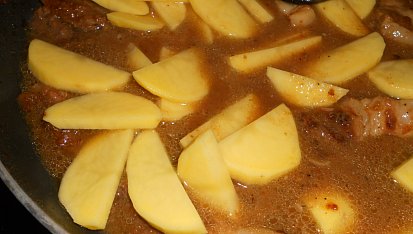 Vorařský guláš z Povltaví, přihodíme brambory