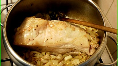 Zázvorový bůček z papiňáku, na orestovanou cibuli s česnekem dáme zatáhnout bůček,přidáme zázvor,1,5dl vody,masox a pod tlakem dusíme 25minut