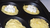 Bramborové placičky se sýrovo bylinkovou náplní