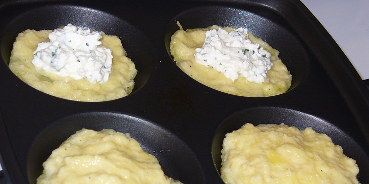 Bramborové placičky se sýrovo bylinkovou náplní