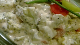 Brokolicový salát s balkánským sýrem a zakysanou smetanou