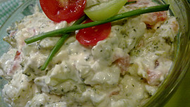 Brokolicový salát s balkánským sýrem a zakysanou smetanou