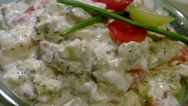 Brokolicový salát s balkánským sýrem a zakysanou smetanou