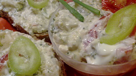 Brokolicový salát s balkánským sýrem a zakysanou smetanou